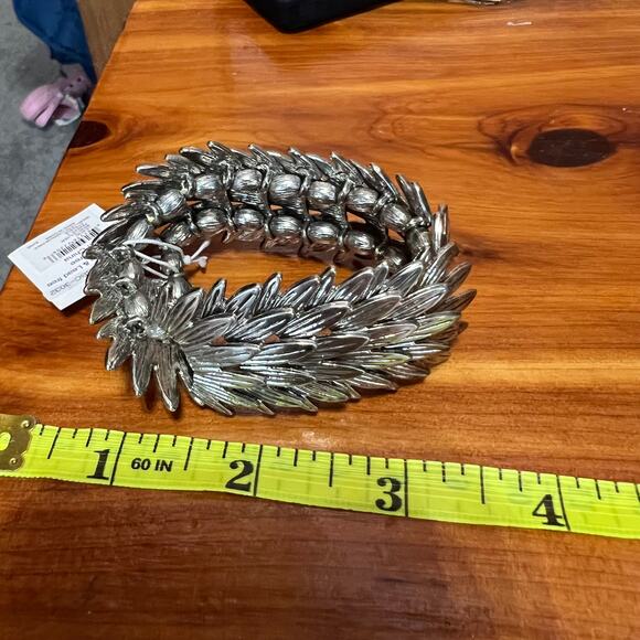 NWT Bijoux Terner Silver Tone Layered Leaf Feathers Stretch Bracelet NEW - Picture 2 of 5